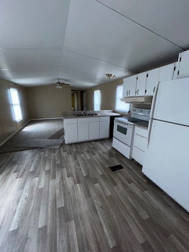 Building Photo - 3-bedroom, 2-bath mobile home