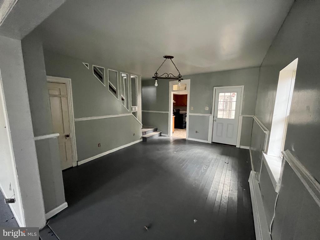 Primary Photo - 215 Laurel St