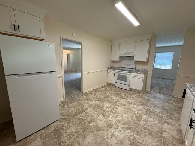 Building Photo - 3 Bedroom 2 Bathroom