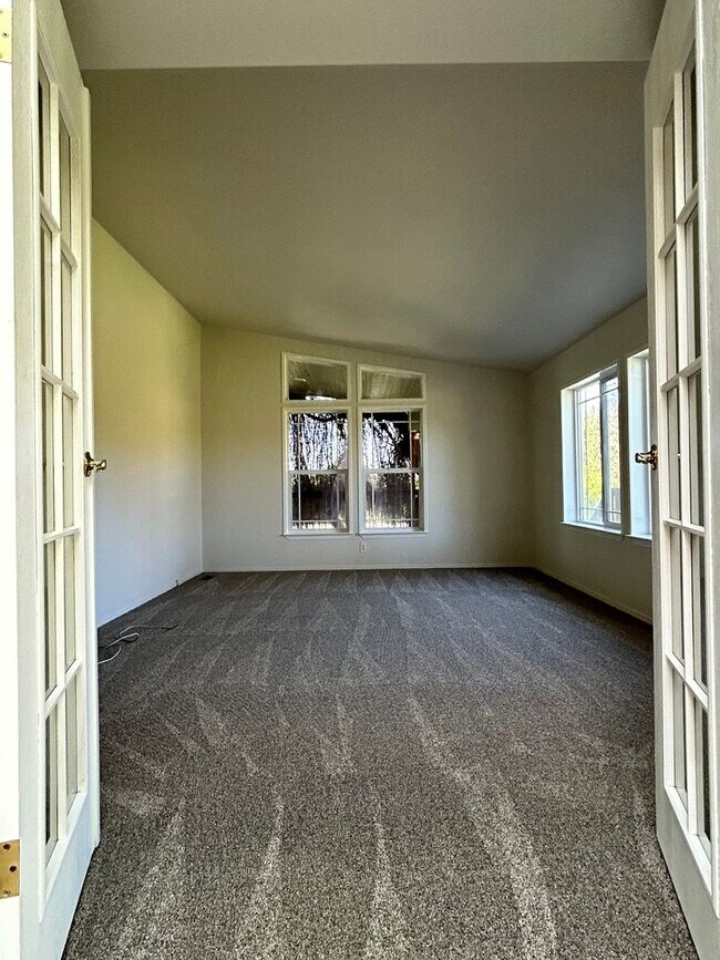 Foto del edificio - Large Single Family Home in Country with Office