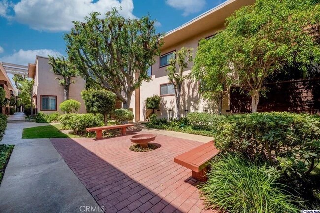 Foto del edificio - 5403 Newcastle Ave