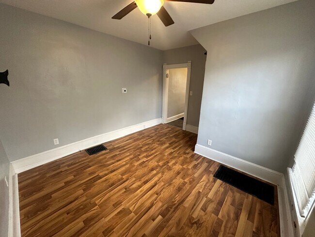 Foto del edificio - 302 S Prairie St