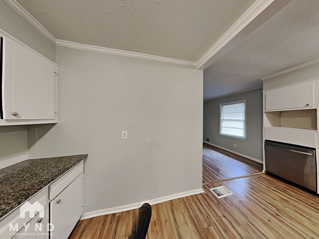 Building Photo - 152 Robin Hood Dr