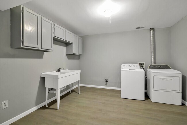 Building Photo - 4370 Elizabeth Dr