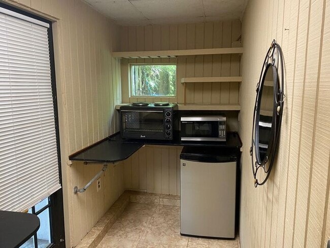 Building Photo - Affordable Efficiency Unit Available! Great Location Adjacent to College Park!