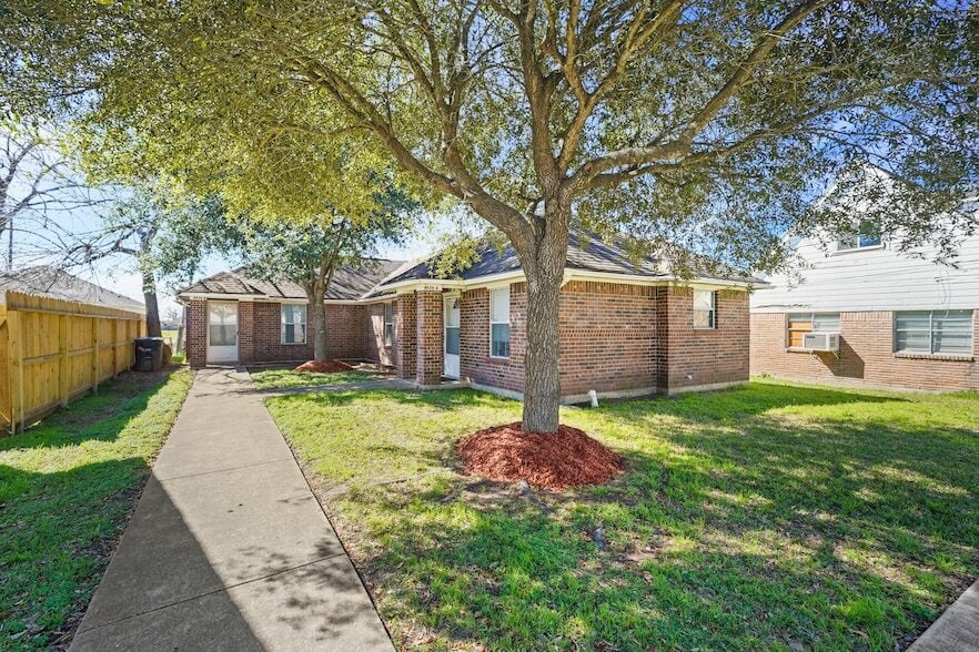 Primary Photo - 4636 Mayflower St