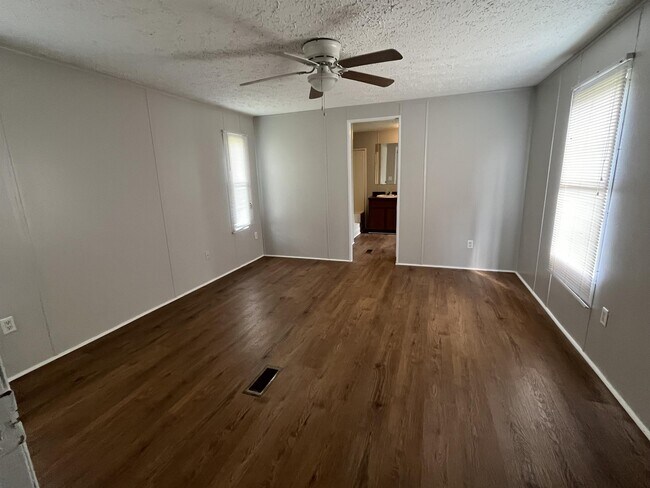 Building Photo - 143 Eaker Dr