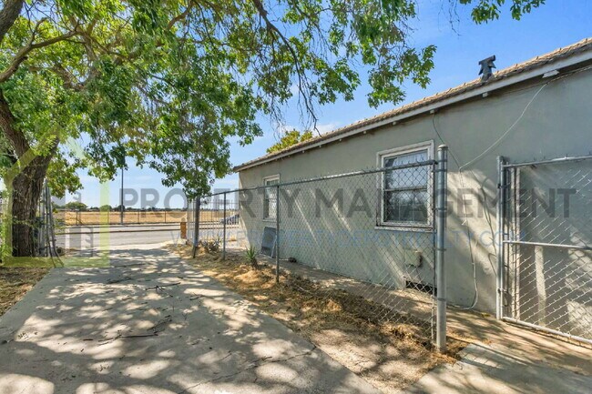 Foto del edificio - Charming 2-Bedroom Bungalow in Sacramento
