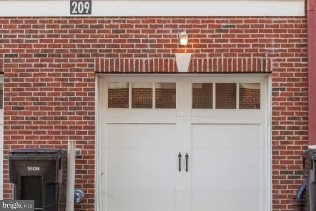 Building Photo - 209 Commodore Court