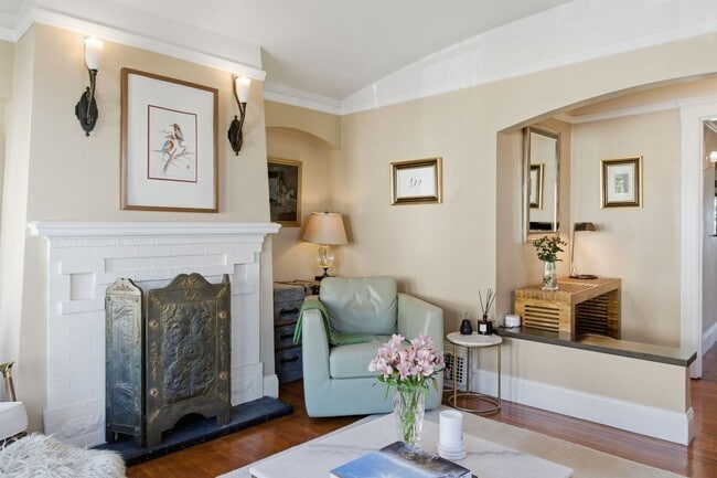 Foto del edificio - Fully Furnished 2BR + Media Room • 2BA Single-Family Home Near McLaren Park