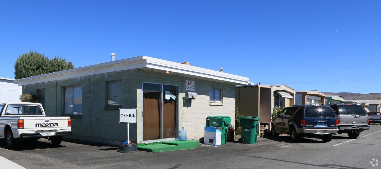 Building Photo - 106 E Victorian Ave