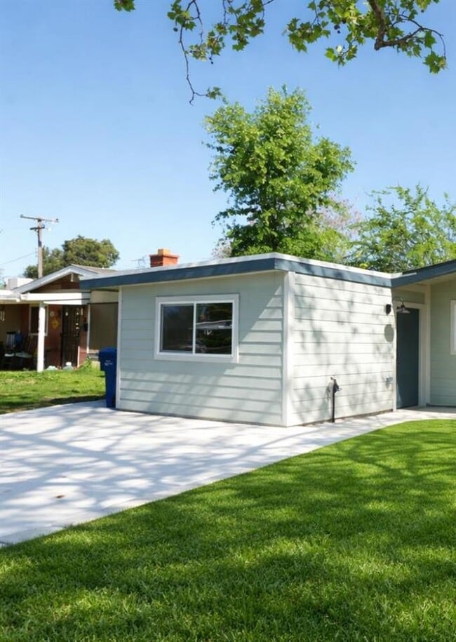 Building Photo - 5650 San Vincente Way