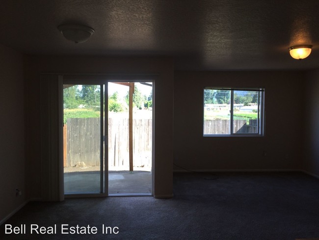 Building Photo - 674 N Cloverleaf Loop