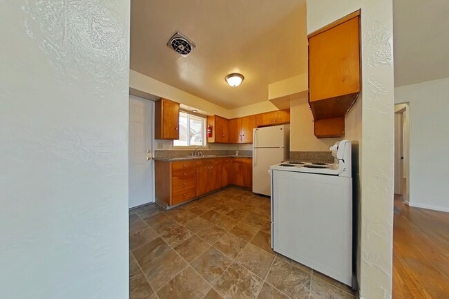 Foto del edificio - 2 Bedroom Duplex ~ Close to Campus