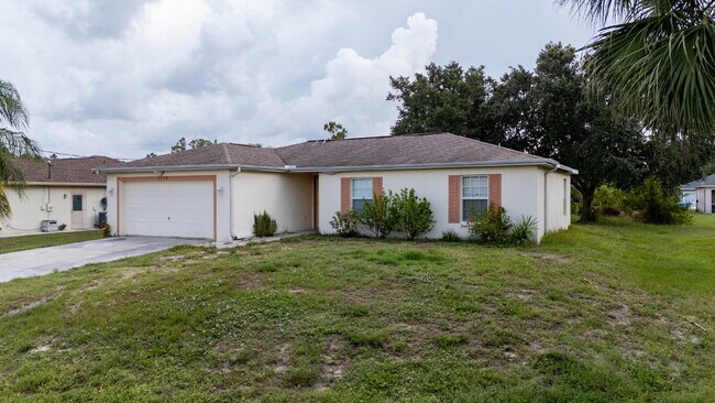 Building Photo - "Freshly Painted 3-Bed  with 2 Baths Home ...