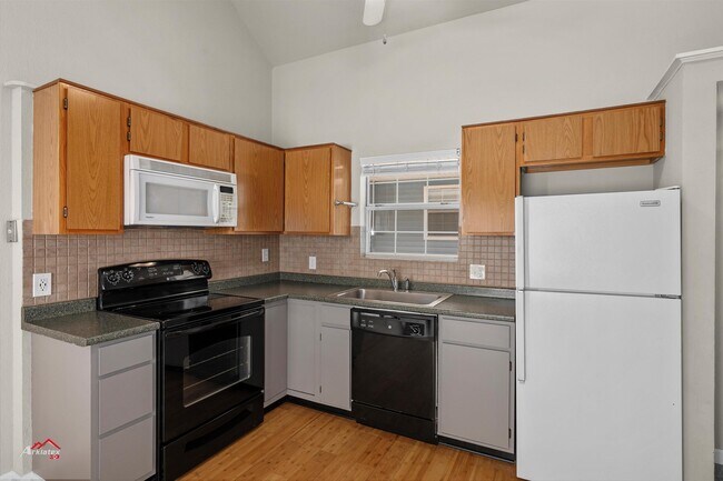 Building Photo - 303 Settlers Park Dr
