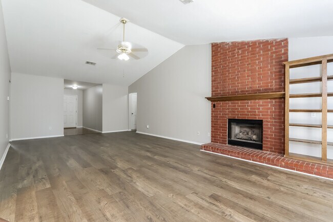 Foto del edificio - 2106 Cherry Creek Cir
