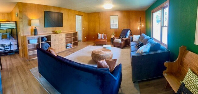 Building Photo - Very Large Ranch Style on South Hills