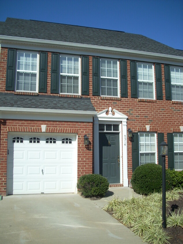 Primary Photo - 3 BR/ 2.5 BA Beautiful Townhouse in Meredi...