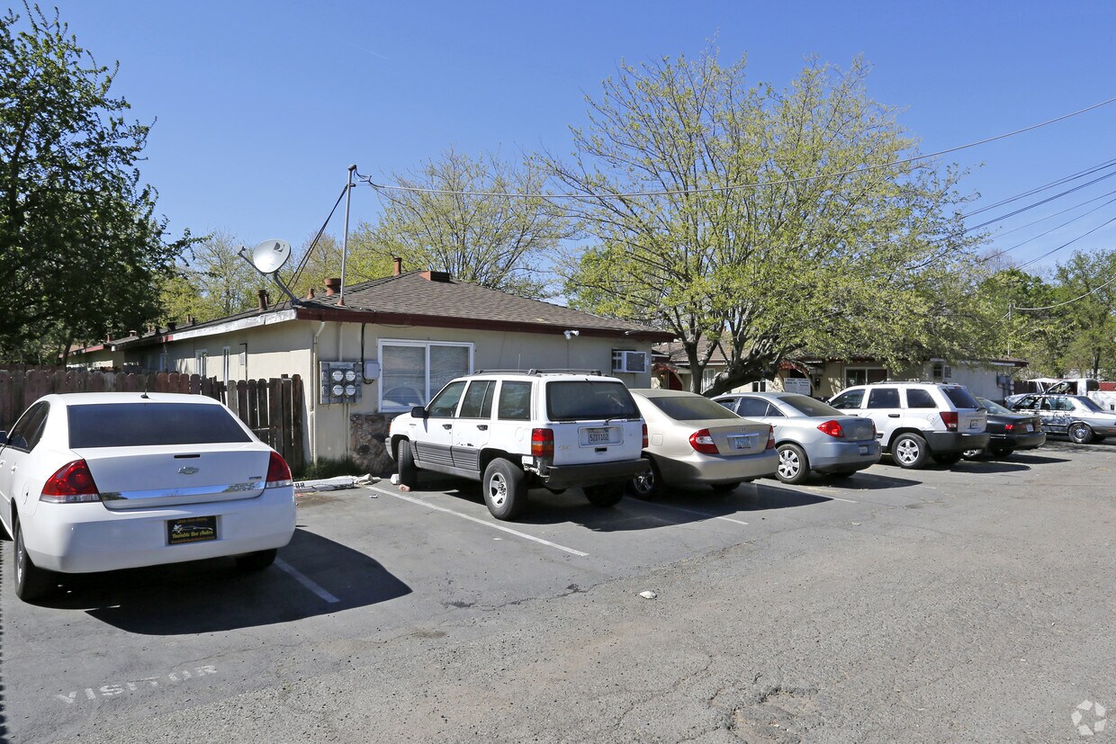 Building Photo - 3107 Crandall Ave