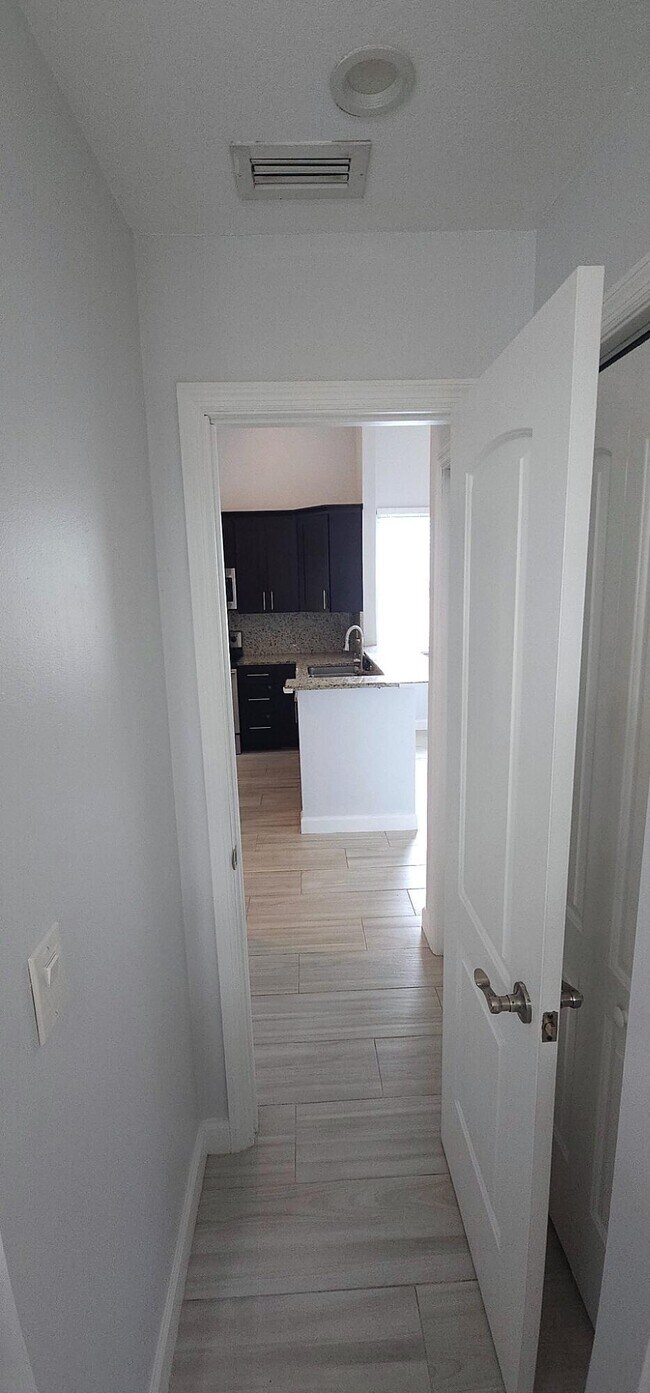 Foto del edificio - 3784 Collinwood Ln