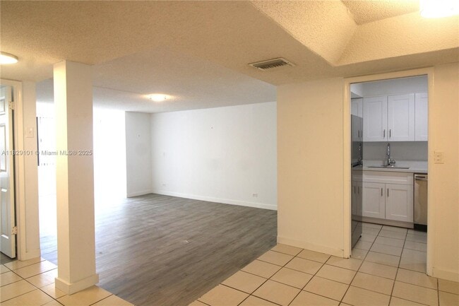 Building Photo - 3750 Inverrary Dr