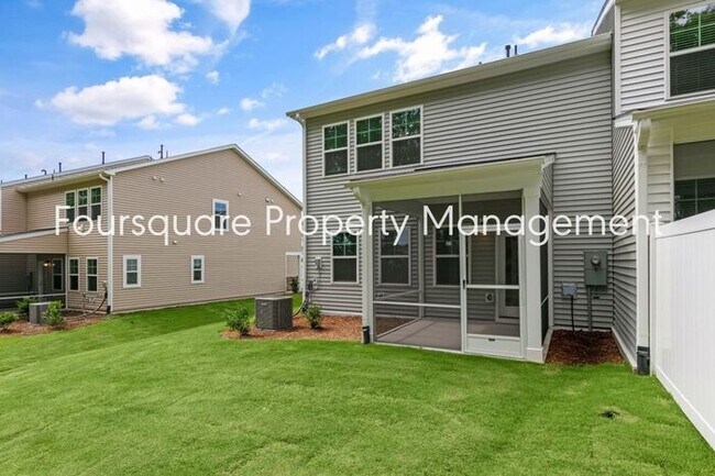 Foto del edificio - Coming Soon; July 27, 2026 : End unit ToSpacious End-Unit Townhome with 2nd Floor Loft, Screened-...