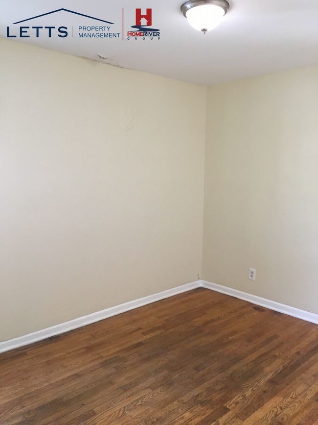Building Photo - Cozy 4 bedroom Home