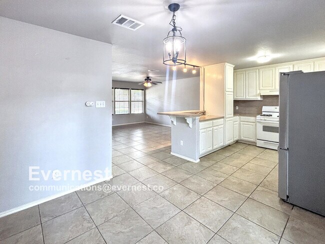 Foto del edificio - 4-Bedroom, 2.5-Bathroom Home in a Convenie...