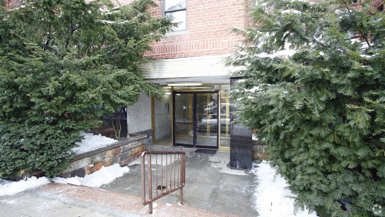 Frontage - 250 Parkville Ave