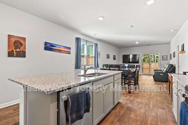 Building Photo - 643 Silver Spruce St