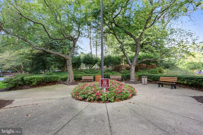 Foto del edificio - 5225 Pooks Hill Rd