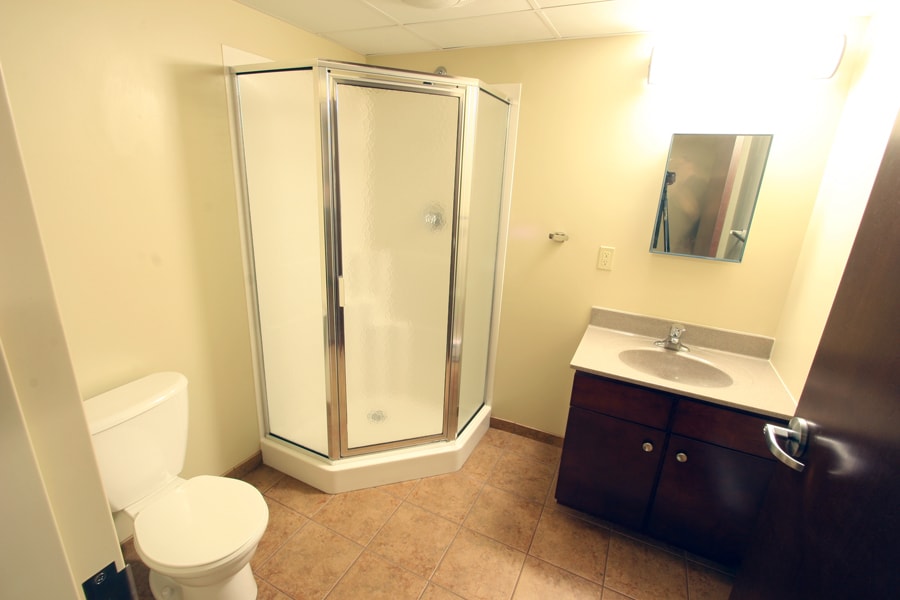 Baño - 152 W Main St