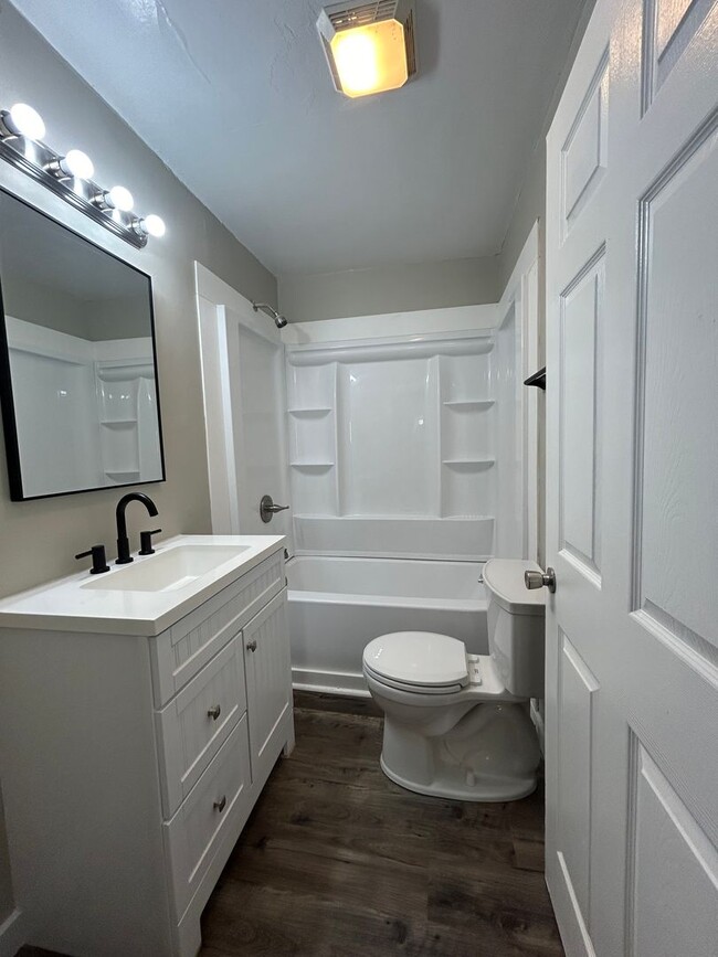 Building Photo - Newly Renovated 3 Bedroom House-MOVE IN SP...