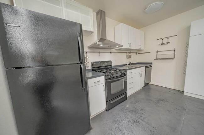 Building Photo - 3930 Shafter Ave