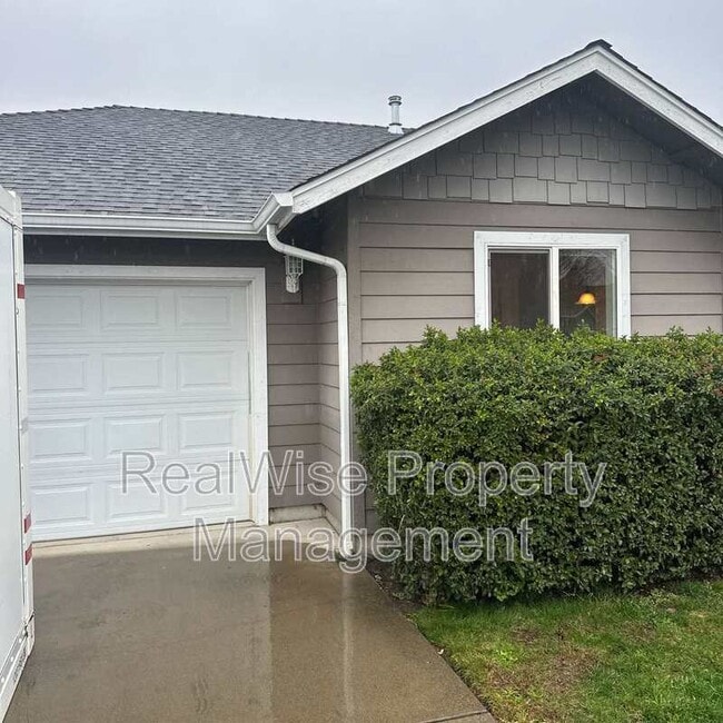 Building Photo - 1223 SW Sun Glo Dr