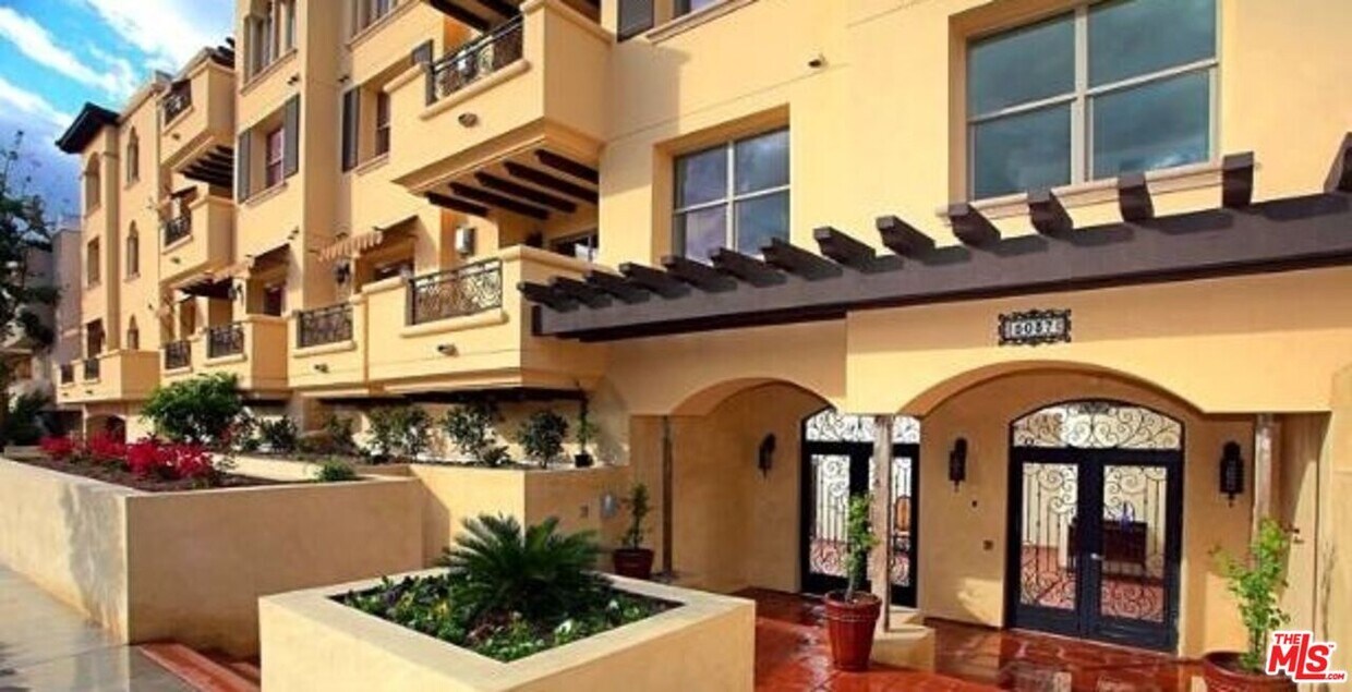 Foto principal - 5037 Rosewood Ave