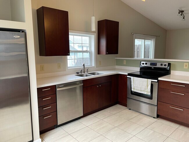 Kitchen - 4010 N Lakeside Dr