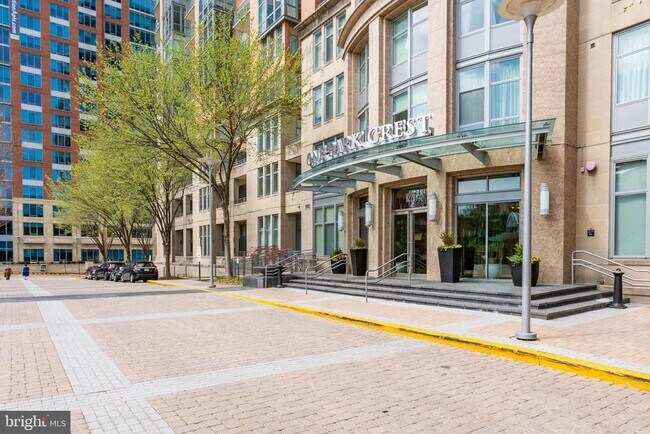 Foto del edificio - 8220 Crestwood Heights Dr