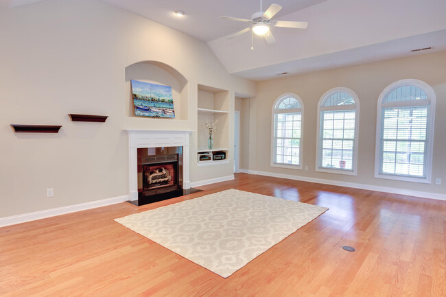 Building Photo - 420 Swan Ct