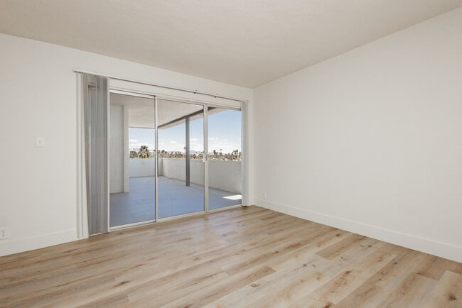 Foto del edificio - Courtyard 525 Apartments