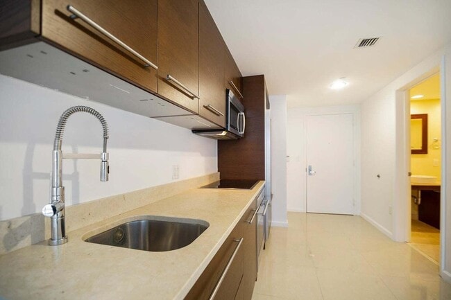 Building Photo - 495 Brickell Ave