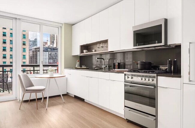 Building Photo - 68 W 37th St