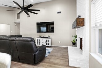 Building Photo - 467 Reseda Dr