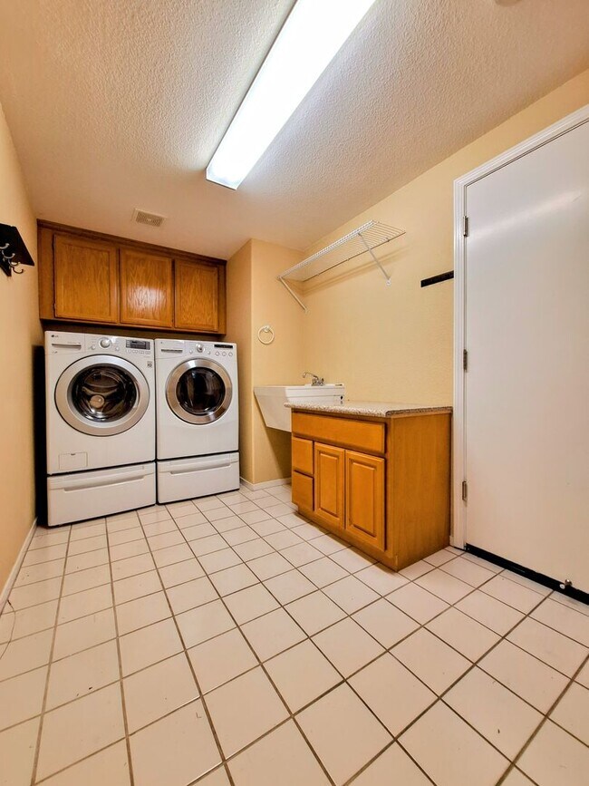Building Photo - Beautiful 3bd Multi-level Condo With Attac...