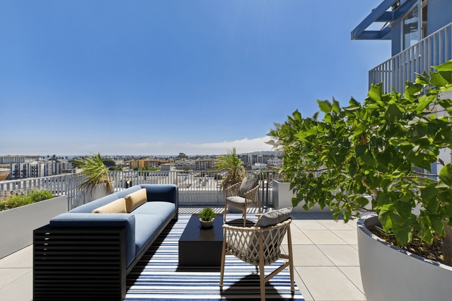 Las imágenes virtuales escenificadas al aire libre son solo para representación visual; los acabados reales pueden variar. - Thrive on 5th