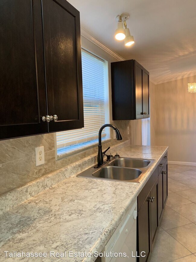 Building Photo - 5 br, 3 bath House - 205 Iris Circle