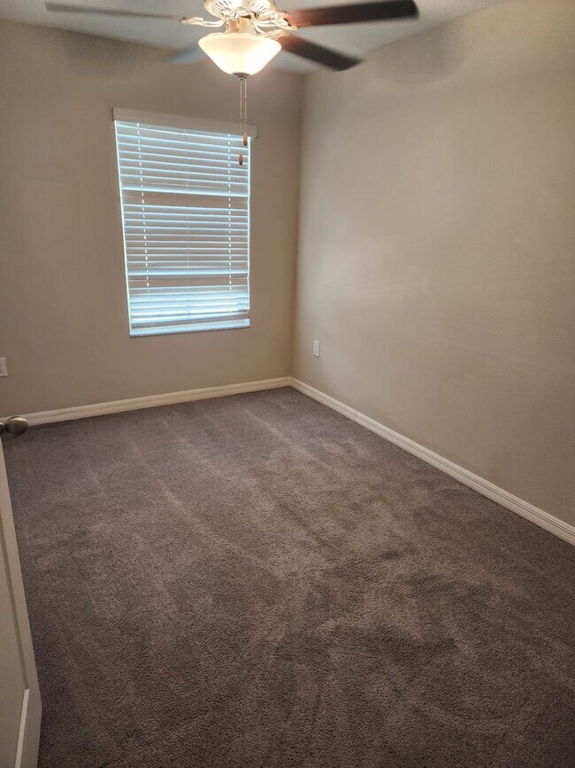 Building Photo - Spacious townhouse Available immediately