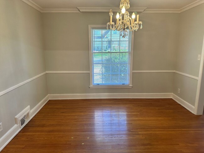 Building Photo - Beautiful 3 Bedroom in Myers Park!!