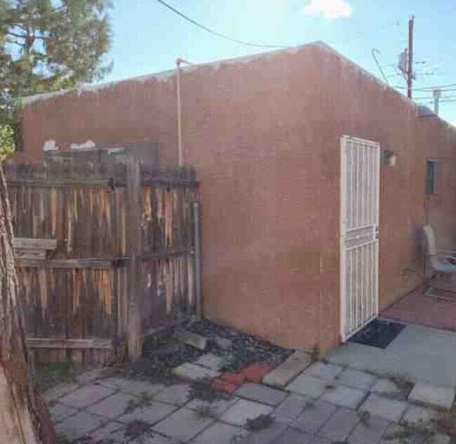 Front - 141 Mesilla St NE